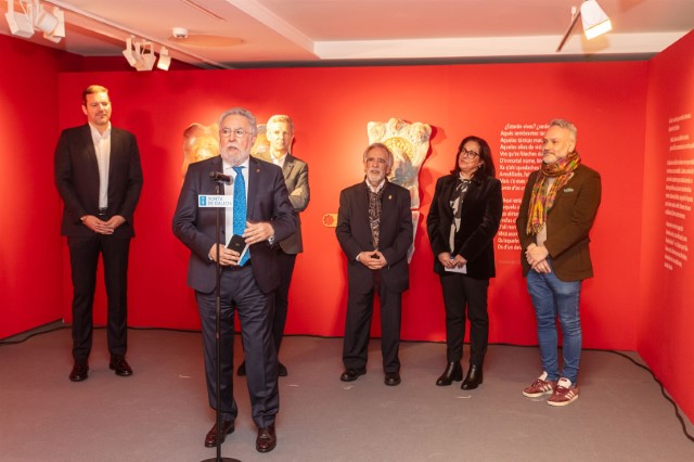 Santalices sitúa a obra de Acisclo Manzano como exemplo da cadea de continuidade da arte galega